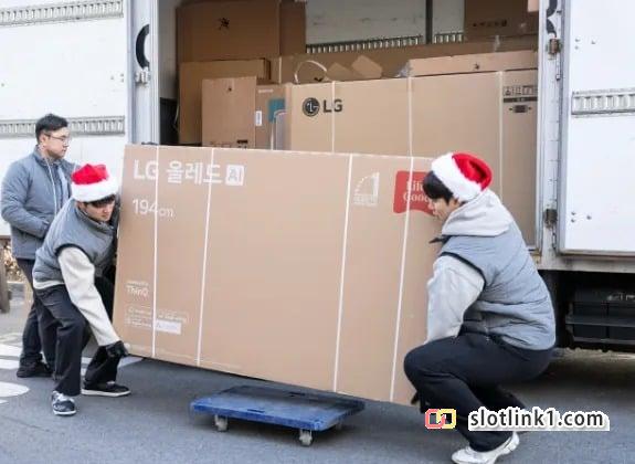 LG 트윈스 2일 통합우승 공약 이행 장애인 거주시설에 OLED TV 설치