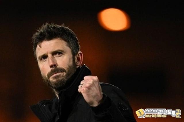 “악취나게 서성여” 퍼거슨경 독설로 ‘저격’한 맨유 ‘레전드’, 캐릭 ‘매직’엔 “몇달 간 지켜보겠다” “악취나게 서성여” 퍼거슨경 독설로 ‘저격’한 맨유 ‘레전드’, 캐릭 ‘매직’엔 “몇달 간 지켜보겠다”